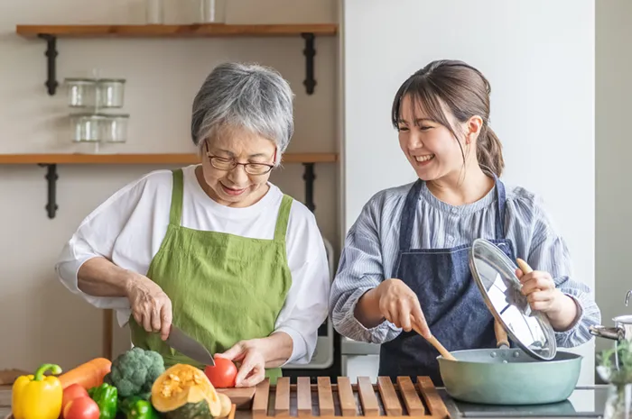 大人の娘と母の写真